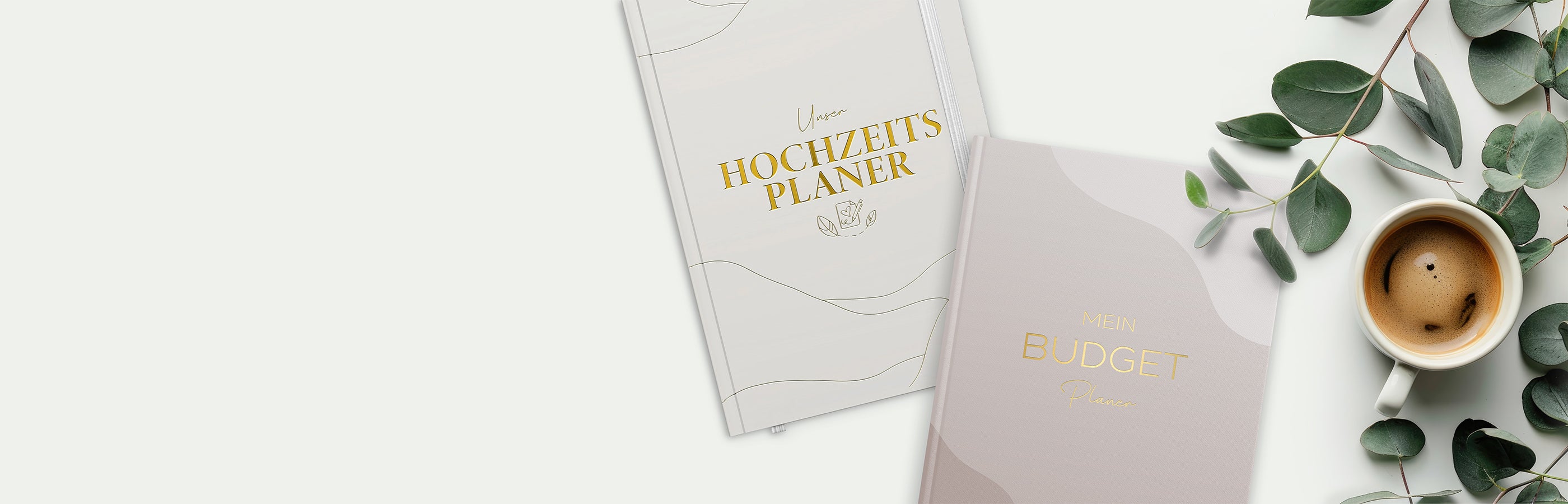 Hochzeitsplaner und Budget-Planer mit goldener Schrift, Kaffee und Eukalyptusblättern