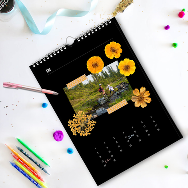 Personalisierter Kalender mit Foto, getrockneten Blumen und bunten Stiften – ideal als Geschenk