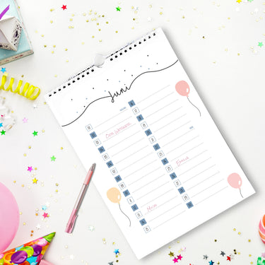 Personalisierter Geburtstagskalender für Juni mit Ballons und Namen, umgeben von Konfetti und Partydeko