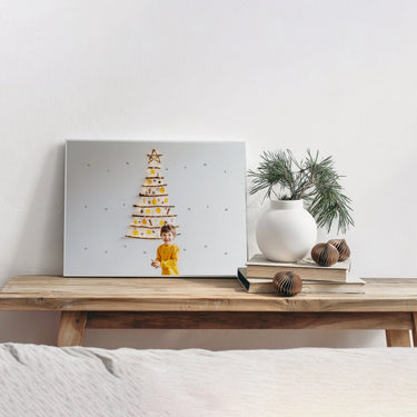 Personalisierter Adventskalender mit Kind und Weihnachtsbaum, ideal als Geschenk oder Wandbild