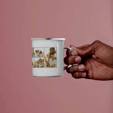 Emaille Tasse mit Foto von Familie in der Hand