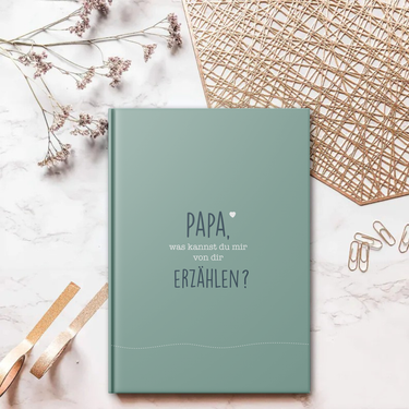 Personalisiertes Geschenkbuch für Papa mit der Frage 'Was kannst du mir von dir erzählen?' auf mintgrünem Cover.