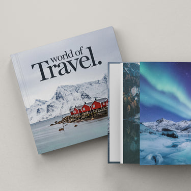 Fotobuch auf Tisch mit Reisemotiven