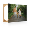 Familienbild auf Leinwand: Eltern mit Kind spazieren im Grünen – personalisiertes Wandbild