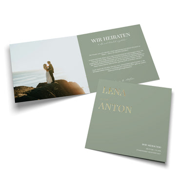 Hochzeitskarte mit Paar am Meer, personalisiert für Lena & Anton, grün-goldenes Design
