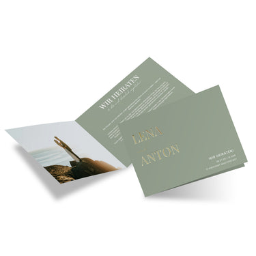 Hochzeitseinladung mit Foto von Brautpaar am Meer, grün-gold Design, personalisiert für Lena & Anton