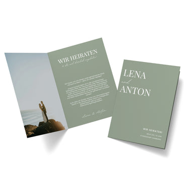 Hochzeitskarte in Grün mit Paarfoto am Meer, personalisiert für Lena & Anton, Hochzeitseinladung mit Datum und Ort