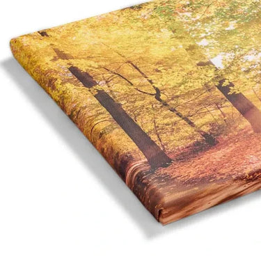 Herbstwald Wandbild mit goldenen Blättern und Baumstämmen – personalisierbarer Wohnaccessoire