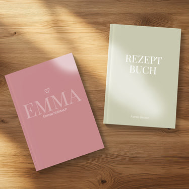 Notizbuch personalisiert mit Name und Text nach Wunsch Hardcover auf Tisch