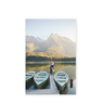 Familienmoment am See mit Booten und Bergen – ideales Wandbild für Zuhause