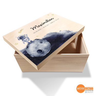 Personalisierte Holzbox mit Astronauten-Design und Geburtsdaten für Babys, ideal als Geschenk oder Erinnerungsbox.