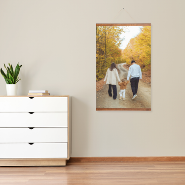 Familienwandbild mit Eltern und Kind im Herbstwald, personalisiertes Wanddekor für Wohnzimmer