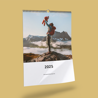 Personalisierter Wandkalender 2025 mit Bergpanorama und persönlicher Nachricht, ideal als Geschenk